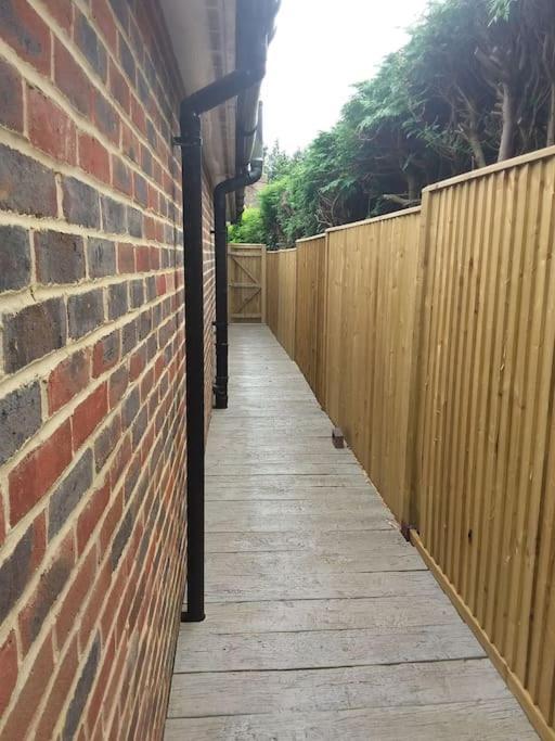 A Peaceful Annex Close To Historic East Grinstead Exterior photo